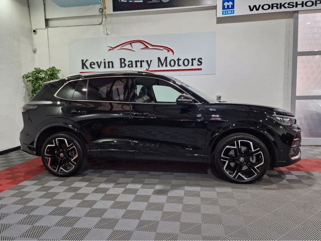 Image for 2025 Volkswagen Tiguan R-LINE (PAN ROOF) PHEV 272BHP AUTOMATIC **ONE OWNER / ADAPTIVE CRUISE CONTROL / BLIND SPOT ASSIST / HEATED & MASSAGE FRONT SEATS / HEATED STEERING WHEEL / IQ HD MATRIX HEADLIGHTS / WIRELESS CHARGING**