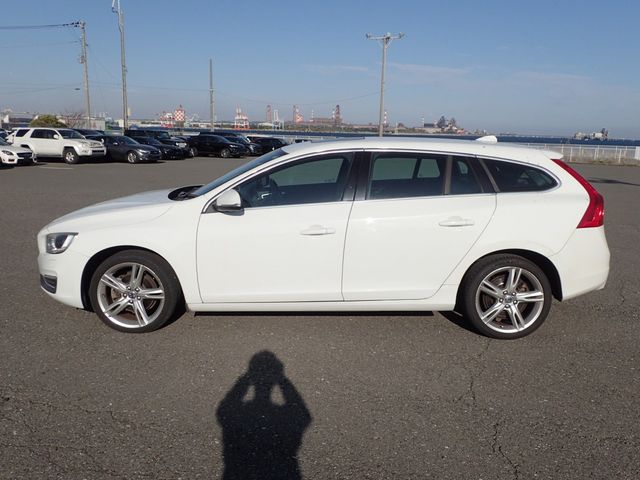 Image for 2018 Volvo V60 2.0 D4 SE LUXURY PLUS 190 BHP DIESEL AUTOMATIC // *PAN ROOF* // FULL HEATED LEATHER // REVERSING CAMERA // CRUISE CONTROL // LANE ASSIST // COLLISION WARNING SYSTEM // UPGRADED SPORT ALLOYS