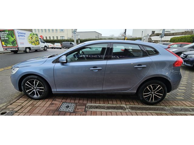 Image for 2017 Volvo V40 2.0 D2 Momentum NAV + 120BHP 5DR