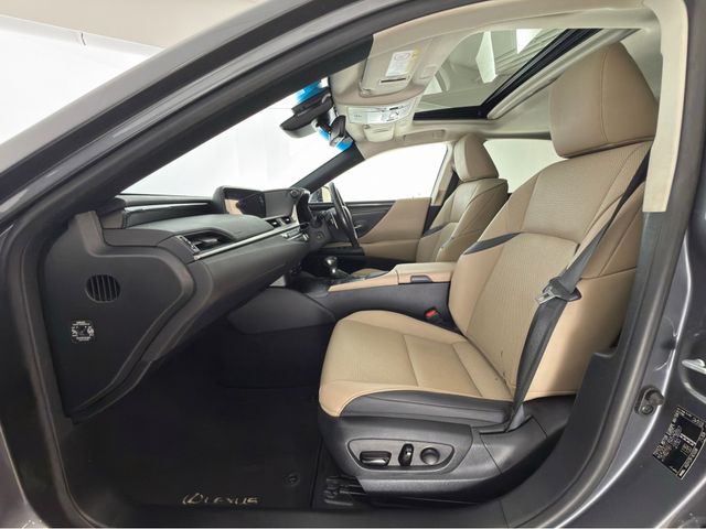 Image for 2021 Lexus ES 300h Dynamic