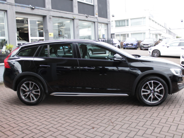 Image for 2017 Volvo V60 T5 AWD CROSS COUNTRY 2.0 5DR ESTATE AUTOMATIC // WITH ONLY 115, 000 KM'S // STUNNING CAR // BUY WITH CONFIDENCE AA AND SIMI APPROVED DEALER // FINANCE ARRANGED // ALL TRADE INS WELCOME //