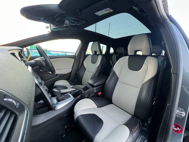 Image for 2018 Volvo V40 D4 CROSS COUNTRY 2.0 D // PANORAMIC SUNROOF // 18" SCHMIDT SS ALLOYS // HARMAN/KARDON