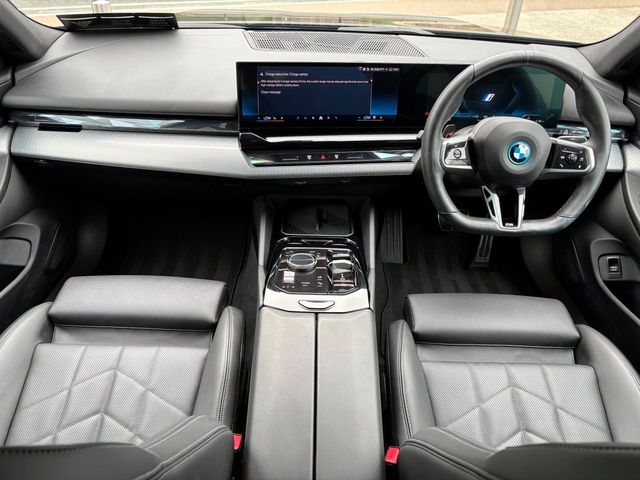 Image for 2024 BMW i5 GLASS PANORAMIC SUNROOF M-SPORT 40 E-DRIVE