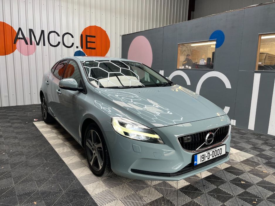 Image for 2019 Volvo V40 2019 VOLVO V40 D4 MOMENTUM 2.0 AUTOMATIC / CRUISE CONTROL / REVERSE CAMERA / ELECTRIC MEMORY & HEATED SEATS / PADDLE SHIFTERS AND MORE