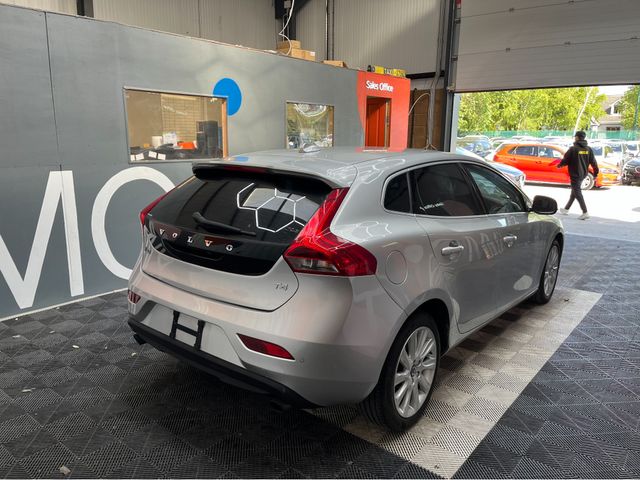 Image for 2015 Volvo V40 2015 VOLVO V40 T4 1.6 AUTOMATIC / CRUISE CONTROL / REVERSE CAMERA / ELECTRIC MEMORY & HEATED SEATS AND MORE