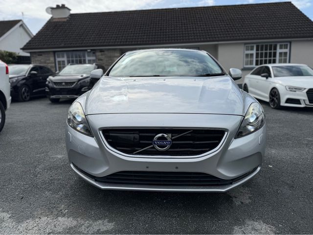 Image for 2016 Volvo V40 2.0 D4 SE LUXURY PLUS DIESEL AUTOMATIC // MASSIVE SPEC // FULL HEATED LEATHER // REVERSING CAMERA // CRUISE CONTROL // LANE ASSIST // COLLISION WARNING SYSTEM // UPGRADED SPORT ALLOYS