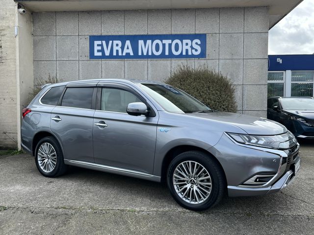 Image for 2020 Mitsubishi Outlander G PLUS 4WD AUTOMATIC PETROL PLUG IN HYBRID 2.4 PETROL //HIGH SPEC//SUNROOF//HALF LEATHER HEATED SEATS//HEATED STEERING WHEEL//REVERSE CAMERA//KEYLESS ENTRY//