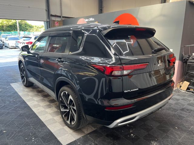 Image for 2022 Mitsubishi Outlander 2022 MITSUBISHI OUTLANDER PHEV P 2.4 AUTOMATIC / CRUISE CONTROL / PARKING CAMERA / ELECTRIC MEMORY & HEATED SEATS / PADDLE SHIFTERS / PANORAMIC SUNROOF / HEATED STEERING WHEEL / 7 SEATS OPTION
