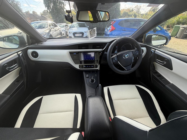 Image for 2016 Toyota Auris Hybrid