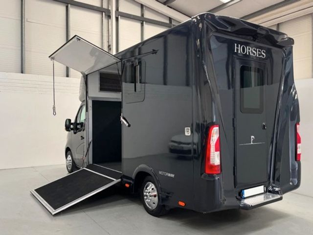 Image for 2019 Nissan NV400 Stallion Box