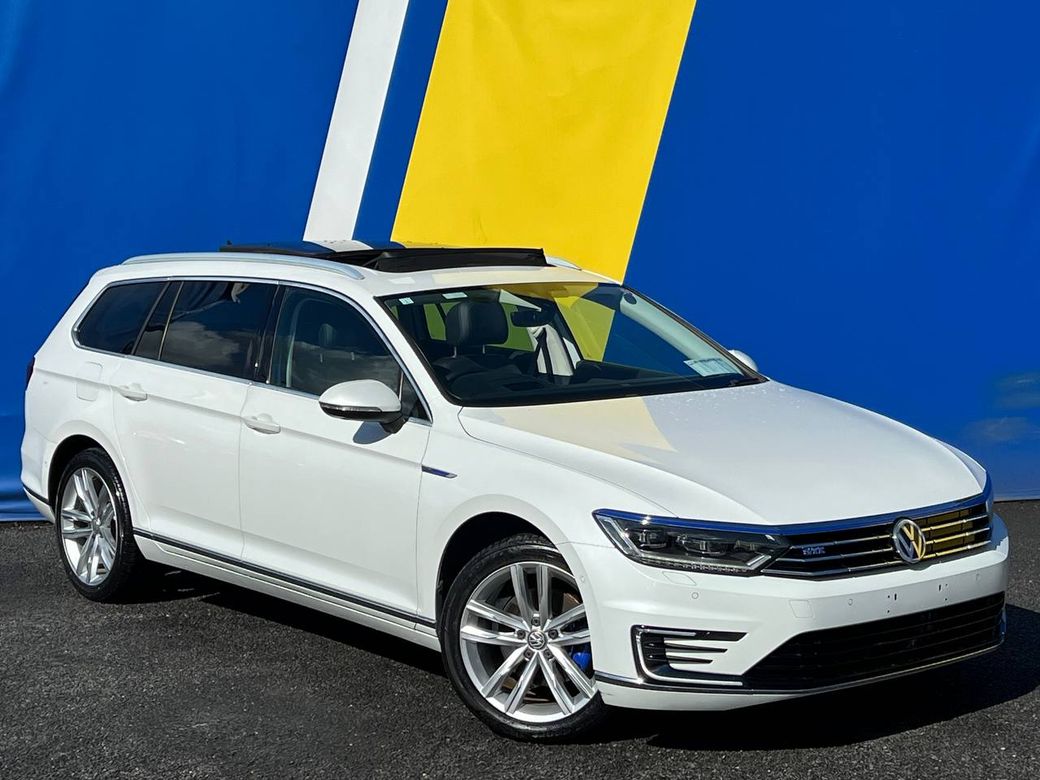 Image for 2017 Volkswagen Passat GTE VARIANT 1.4 HYBRID ** HUGE SPEC ** // TILT & SLIDE OPENING PAN ROOF // DRIVER MASSAGE SEAT // FULL SERVICE HISTORY