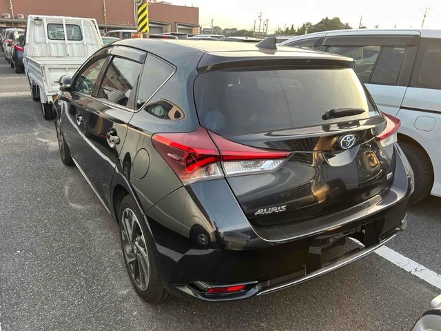Image for 2016 Toyota Auris G PACKAGE - BLACK & WHITE LEATHER UPHOLSTERY - FACTORY ALLOYS - TOYOTA SAFETY SENSE - REVERSE CAMERA