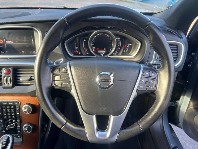 Image for 2017 Volvo V40 D4 2.0 D // REVERSE CAMERA // LEATHER POWERED HEATED SEATS // DUAL ZONE CLIMATE CONTROL 