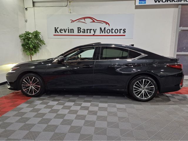Image for 2022 Lexus ES 300h 2.5 HYBRID (SUNROOF) AUTOMATIC **ONE OWNER / APPLE CARPLAY / ACTIVE RADAR CRUISE CONTROL / BLIND SPOT ASSIST / FULL BLACK LEATHER / HEATED SEATS / SAT NAV / REVERSE CAMERA / WIRELESS PHONE CHARGING**