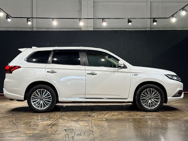 Image for 2019 Mitsubishi Outlander 2.4 AUTO - BLACK HALF LEATHER - FACTORY ALLOYS - CRUISE CONTROL - REVERSE CAMERA