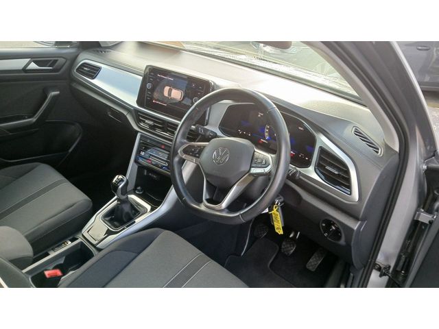 Image for 2024 Volkswagen T-Roc LIFE 2.0 TDI M6F 116HP **REAR VIEW CAMERA, APP CONNECT, WINTER PACK**