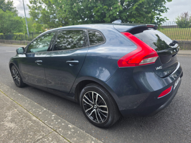 Image for 2018 Volvo V40 2.0 T2 Momentum NAV+ 122BHP 5DR