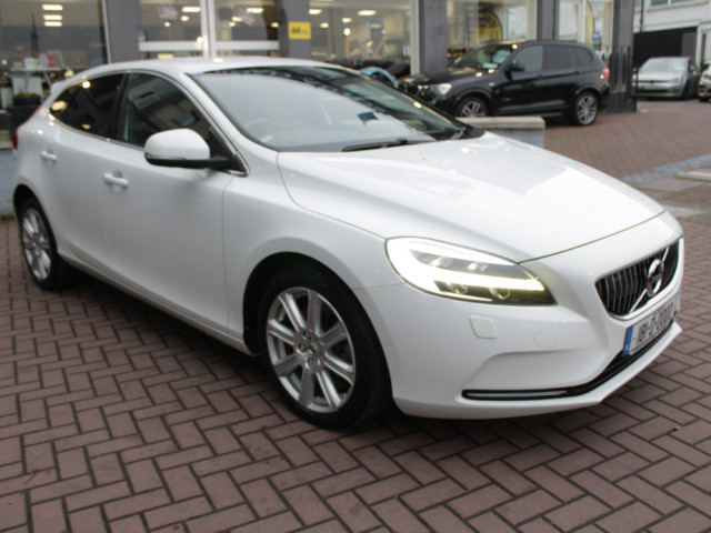 Image for 2018 Volvo V40 2.0D4 INSCRIPTION 5DR HATCHBACK AUTO HUGE SPEC // 1 OWNER CAR // AS NEW CONDITION THROUGHOUT // BUY WITH CONFIDENCE AA AND SIMI APPROVED DEALER 2025 // FINANCE ARRANGED //