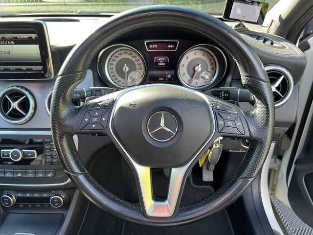 Image for 2015 Mercedes-Benz GLA Class GLA180 1.6 AUTO // OPENING PAN ROOF // LEATEHR HEATED & POWERED SEATS // REVERSE CAMERA