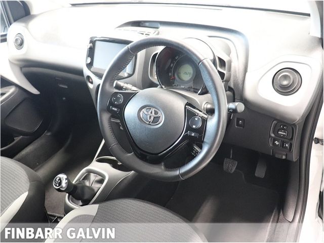 Image for 2021 Toyota Aygo 1.0 VVT-i x-play Smartphone
