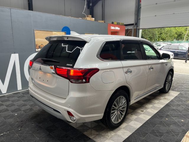 Image for 2018 Mitsubishi Outlander 2018 MITSUBISHI OUTLANDER G PLUS 2.4 AUTOMATIC / CRUISE CONTROL / PARKING CAMERA / ELECTRIC MEMORY & HEATED SEATS / PADDLE SHIFTERS AND MORE