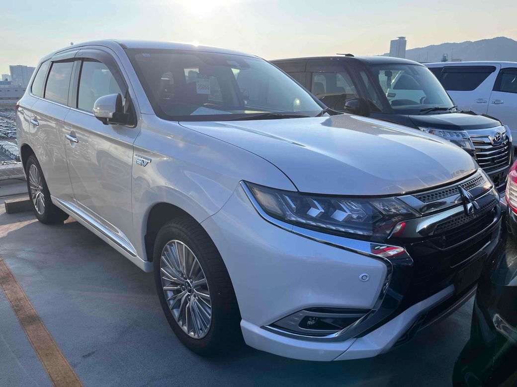 Image for 2021 Mitsubishi Outlander G 4WD PLUS HYBRID PLUG-IN AUTOMATIC 2.4 PETROL //HIGH SPEC//HALF LEATHER HEATED SEATS//HEATED STEERING WHEEL//KEYLESS ENTRY//