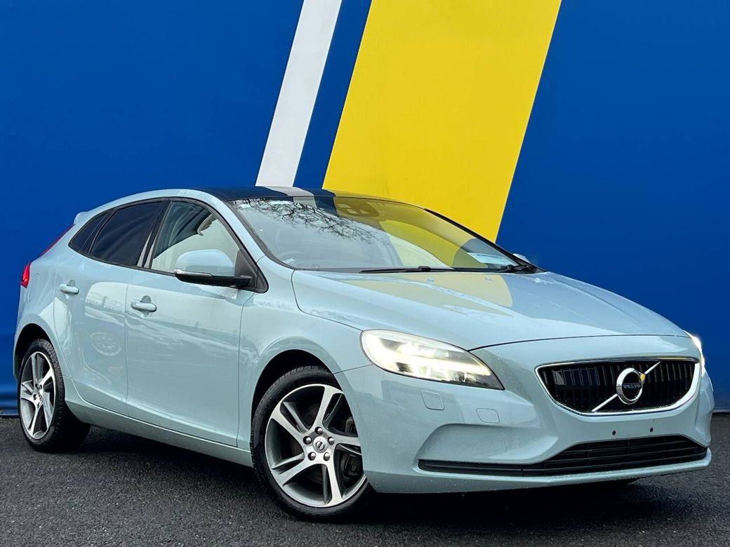 Image for 2017 Volvo V40 D4 2.0 D // PANORAMIC SUNROOF // VOLVO SERVICE HISTORY // REVERSE CAMERA