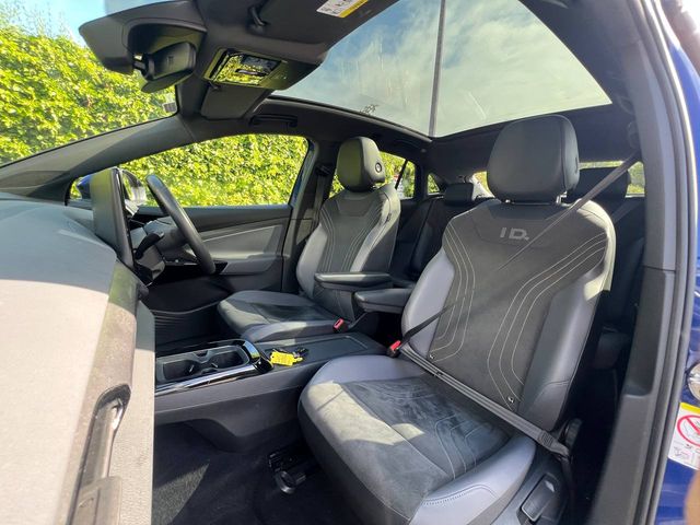 Image for 2022 Volkswagen ID.5 PRO TECH 77KWH // PANORAMIC SUNROOF // HEADS-UP DISPLAY // DIAMOND CUT ALLOYS