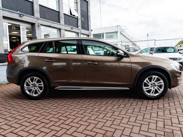 Image for 2017 Volvo V60 2.0D4 SE LUXURY DELUXE 5DR ESTATE AUTOMATIC // MINT CONDITION WITH ONLY 96, 000 KMS // BUY WITH CONFIDENCE AA AND SIMI APPROVED DEALER 2025 // FINANCE ARRANGED // ALL TRADE INS WELCOME // 