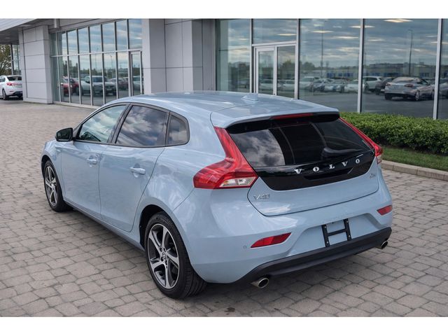 Image for 2018 Volvo V40 2.0 D4 MOMENTUM AUTOMATIC **TOP SPEC / 17" ALLOYS / ADAPTIVE CRUISE CONTROL / BLIND SPOT ASSIST / ELECTRIC & MEMORY FRONT SEATS / HALF LEATHER / HEATED FRONT SEATS / LED HEADLIGHTS / REVERSE CAMERA**