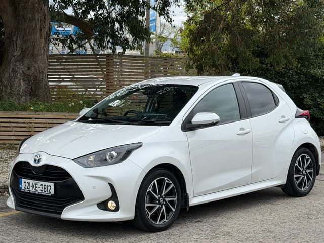 Image for 2022 Toyota Yaris LUNA SPORT. REAR CAMERA. KEYLESS