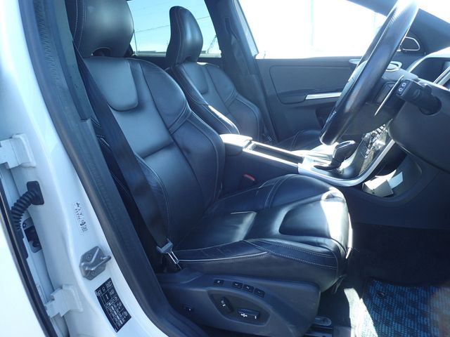 Image for 2015 Volvo XC60 2.0 D4 DIESEL R-DESIGN PLUS AUTO // TOP SPEC=LIKE NEW // FULL ELECTRIC HEATED LEATHER // CRUISE CONTROL // ELECTRIC TAILGATE // REVERSING CAMERA // LANE ASSIST // COLLISION WARNING SYSTEM