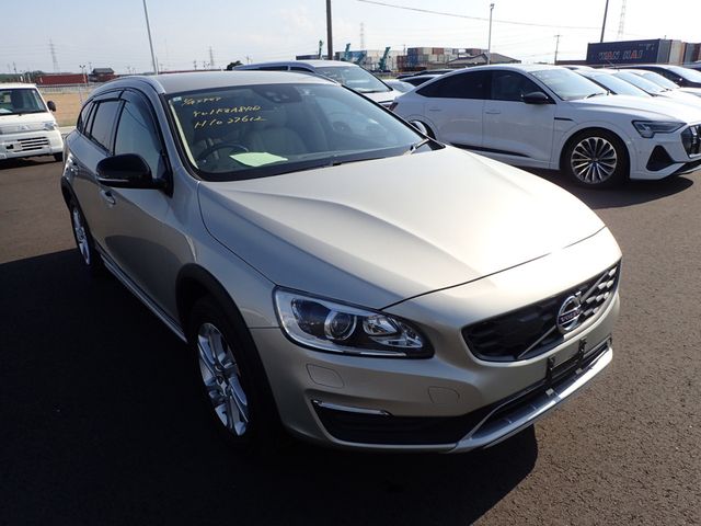 Image for 2017 Volvo V60 2.0 D4 CROSS COUNTRY SE LUXURY DIESEL 190 BHP AUTOMATIC // FULL LEATHER ELECTRIC SEATS // REVERSING CAMERA // CRUISE CONTROL // LANE ASSIST // COLLISION WARNING SYSTEM // TOP SPEC