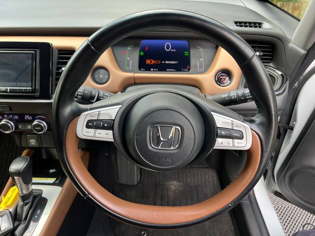 Image for 2020 Honda Fit LUXE 1.5 HYBRID AUTO ** TOP SPEC ** // DIAMOND CUT ALLOYS // HALF LEATHER HEATED SEATS // DIGITAL CLUSTER 