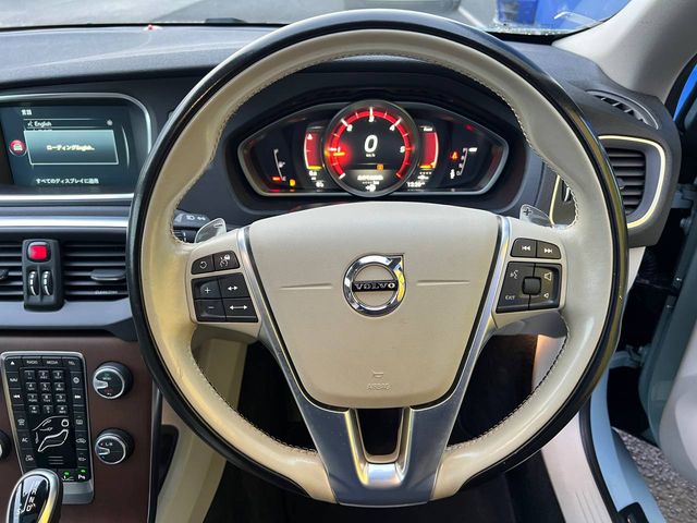 Image for 2017 Volvo V40 D4 2.0 D // PANORAMIC SUNROOF // VOLVO SERVICE HISTORY // REVERSE CAMERA