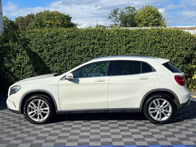 Image for 2015 Mercedes-Benz GLA Class GLA180 1.6 AUTO // OPENING PAN ROOF // LEATEHR HEATED & POWERED SEATS // REVERSE CAMERA