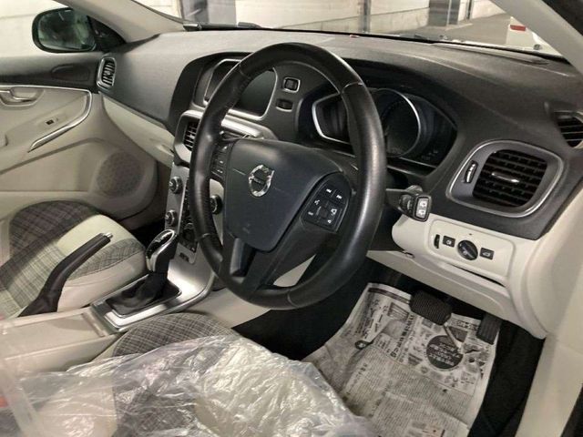 Image for 2019 Volvo V40 1.5 AUTOMATIC - CREAM INTERIOR W/HALF LEATHER - HEATED SEATS - PARKING SESNOR - REAR CAMERA/APRKING RADAR