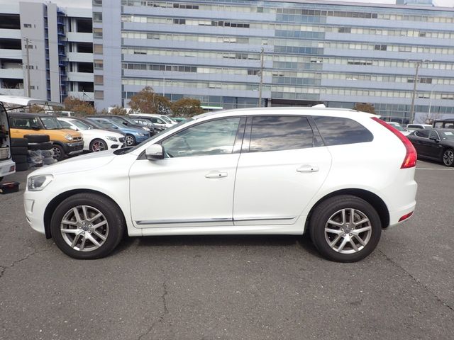 Image for 2017 Volvo XC60 2.0 D4 SE LUXURY PLUS 190 BHP DIESEL AUTOMATIC // *PAN ROOF* // FULL HEATED LEATHER // REVERSING CAMERA // CRUISE CONTROL // LANE ASSIST // COLLISION WARNING SYSTEM // UPGRADED SPORT ALLOYS