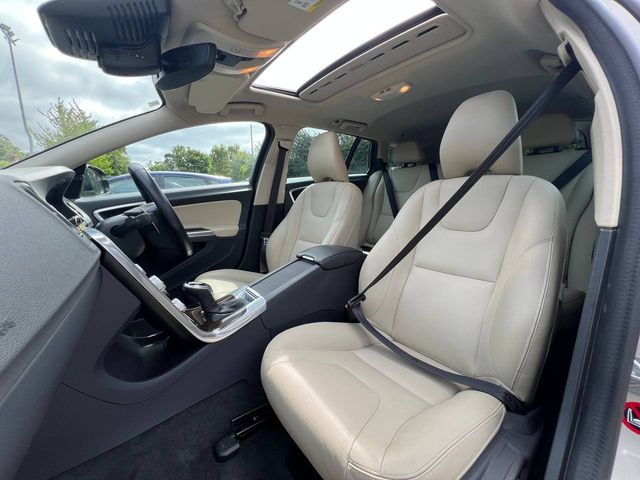 Image for 2018 Volvo V60 CROSS COUNTRY D4 CLASSIC 2.0 D // OPENING SUNROOF // LEATHER HEATED SEATS // REVERSE CAMERA