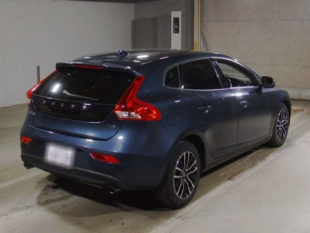 Image for 2019 Volvo V40 1.5 AUTOMATIC - CREAM INTERIOR W/HALF LEATHER - HEATED SEATS - PARKING SESNOR - REAR CAMERA/APRKING RADAR