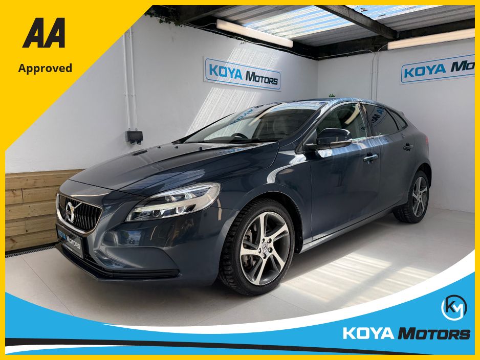 Image for 2019 Volvo V40 2.0 D4 SE LUXURY PLUS DIESEL AUTOMATIC // MASSIVE SPEC // HALF HEATED LEATHER // REVERSING CAMERA // CRUISE CONTROL // LANE ASSIST // COLLISION WARNING SYSTEM // UPGRADED SPORT ALLOYS