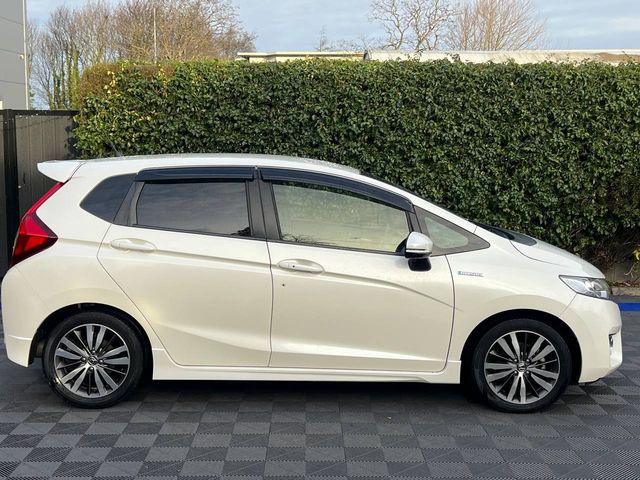 Image for 2016 Honda Fit SPORT 1.5 HYBIRD AUTO // REVERSE CAMERA // DIAMOND CUT ALLOYS // DIGITAL CLIMATE CONTROL