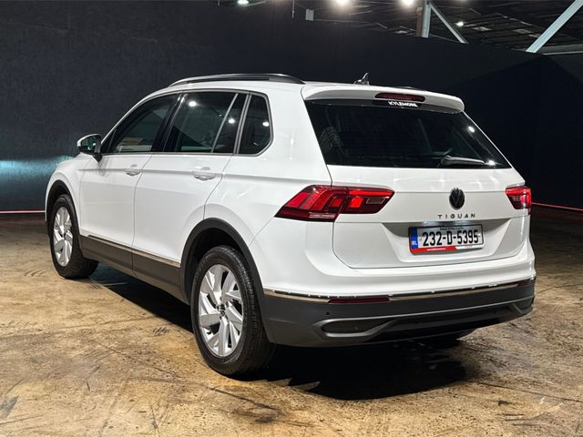 Image for 2023 Volkswagen Tiguan 2.0 TDI - ALLOY WHEELS - MULTI FUNCTION STEERING WHEEL - CRUISE CONTROL - HEATING / AC CONTROLS - PARK DISTANCE CONTROL 