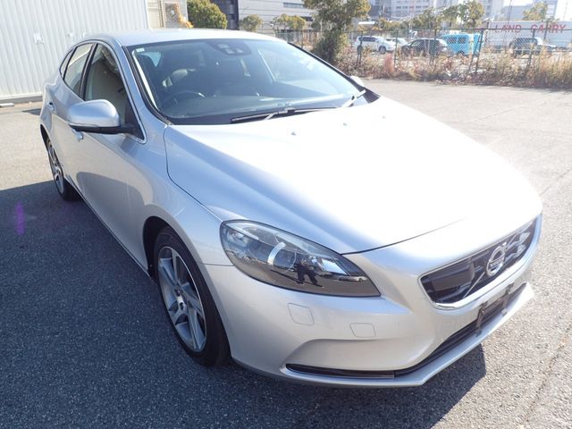 Image for 2016 Volvo V40 2.0 D4 SE LUXURY PLUS DIESEL AUTOMATIC // MASSIVE SPEC // FULL HEATED LEATHER // REVERSING CAMERA // CRUISE CONTROL // LANE ASSIST // COLLISION WARNING SYSTEM // UPGRADED SPORT ALLOYS