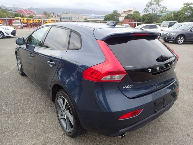 Image for 2019 Volvo V40 2.0 D4 SE LUXURY PLUS DIESEL AUTOMATIC // MASSIVE SPEC // HALF HEATED LEATHER // REVERSING CAMERA // CRUISE CONTROL // LANE ASSIST // COLLISION WARNING SYSTEM // UPGRADED SPORT ALLOYS