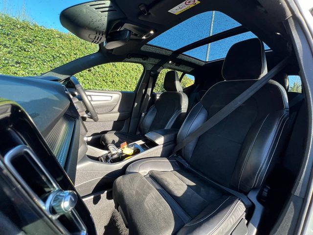 Image for 2021 Volvo XC40 R-DESIGN T4 1.5 RECHARGE PHEV // TILT & SLIDE PAN ROOF // 19" R-DESIGN ALLOYS // FULL SERVICE HISTORY