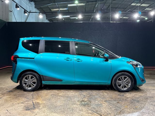 Image for 2021 Toyota Sienta 1.5 HYBRID 7 SEATER - BLACK/BROWN HALF LEATHER TRIM - FACTORY ALLOYS - CRUISE CONTROL - DUAL POWER SLIDING DOORS - PUSH BUTTON START/STOP