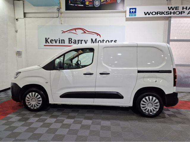 Image for 2021 Citroen Berlingo 1.5 BLUEHDi LX (3 SEATER) 75BHP 650 5 SPEED MANUAL **ORIGINAL IRISH VAN / VERY LOW MILEAGE / BLUETOOTH INTEGRATION / METAL BULKHEAD / CRUISE CONTROL / KMH SPEEDOMETER / SLIDING SIDE DOOR / NEW DOE**