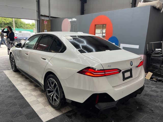 Image for 2023 BMW i5 2023 BMW I5 EDRIVE40 M-SPORT AUTOMATIC / CRUISE CONTROL / PARKING CAMERA / ELECTRIC MEMORY & HEATED SEATS / PADDLE SHIFTERS / AMBIENT LIGHTS / HEATED STEERING WHEEL / HEATED REAR SEATS AND MORE