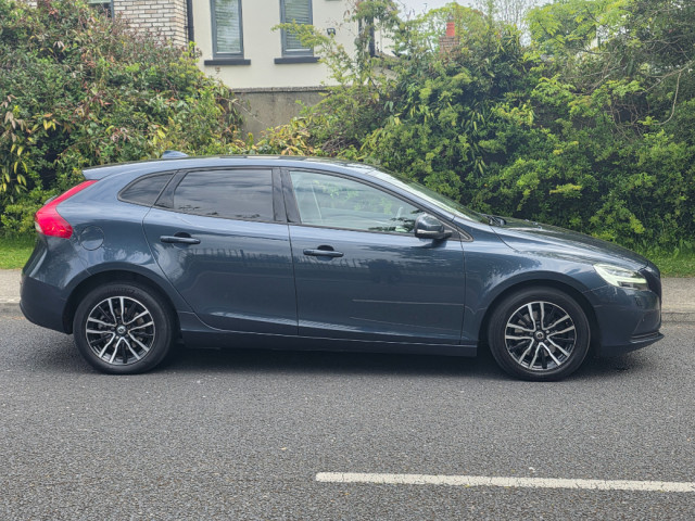 Image for 2018 Volvo V40 2.0 T2 Momentum NAV+ 122BHP 5DR
